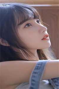 仔细打量着傅谨臣的